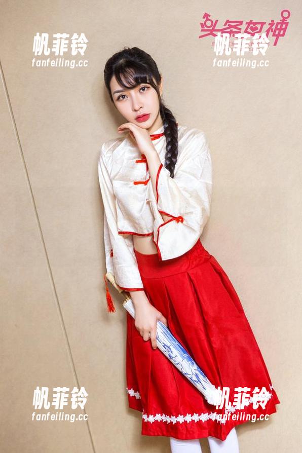 TouTiao头条女神-娜依灵儿 TouTiao头条女神 - 娜依灵儿豹纹图包里藏了多少故事?分享之前,先做好精神建设!