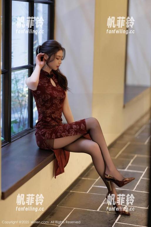 Xiuren秀人网 - 黄乐然在金色比基尼里，难道隐藏着夏日的权谋？这套图可是一档精美剧集哦！