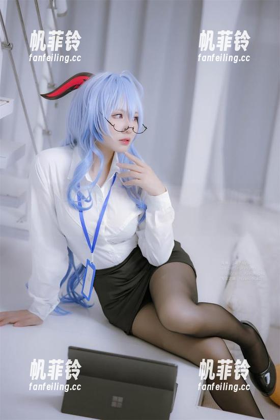 高跟鞋下的nyako喵子大魔王：私拍图包里的踩踏风云