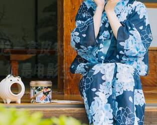 けん研这一套皮衣系列照片，顿时让人想问：你是电影主演吧，太有戏了！