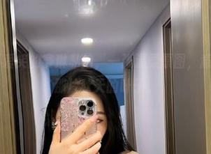微密圈 – 不爱笑的赛琳私拍，一张温柔原图，意外让人想起那片秋天的叶子。