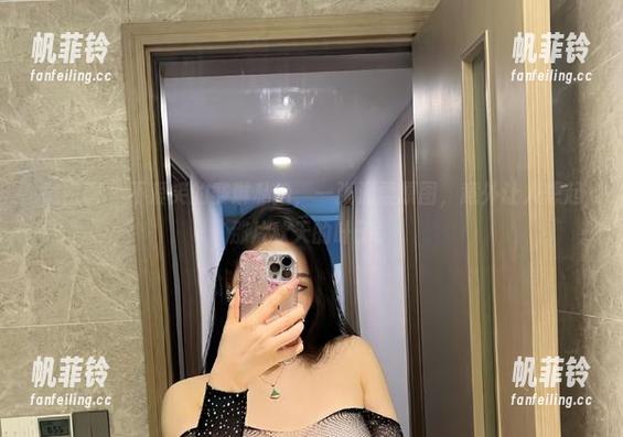微密圈 - 不爱笑的赛琳私拍，一张温柔原图，意外让人想起那片秋天的叶子。