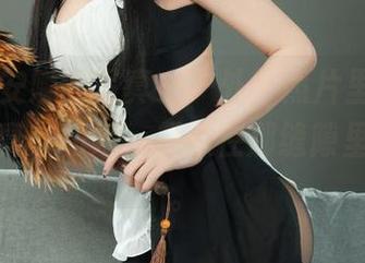 丽柜 – 安娜的写真在户外，照片里的光影交错，真想和她一起躲在那缝隙里聊聊天。