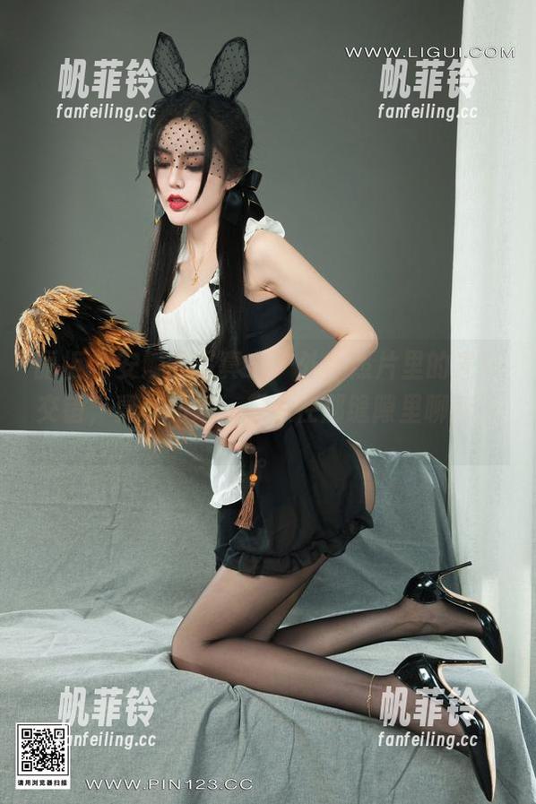 丽柜 - 安娜的写真在户外，照片里的光影交错，真想和她一起躲在那缝隙里聊聊天。