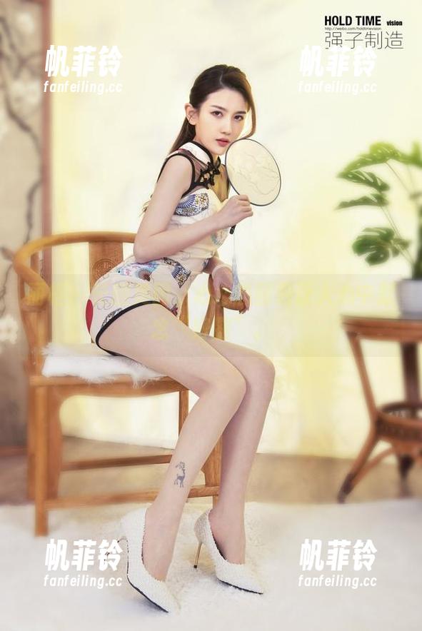 丽柜 - 长腿美图，心心的图包让人心中默念“好腿”。