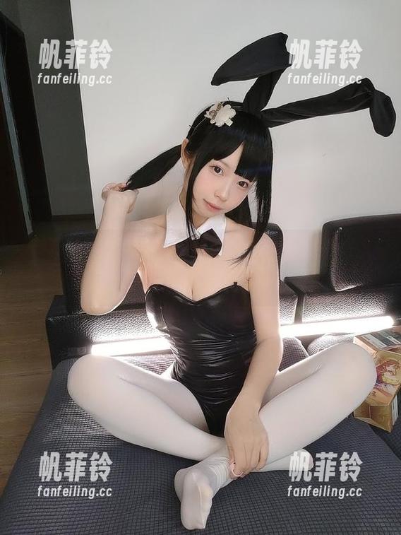 十万珍吱伏特的在线图集，黑色你懂得，这种审美我喜欢。