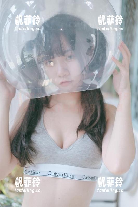 在这份可可小白兔的图集中，丝袜不再只是款式，而是个性感的符号，真特别