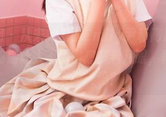 嗲囡囡 – 从未见过的Emily尹菲高跟鞋写真，高清让人不由得想多看几眼，真有那么夸张美吗？