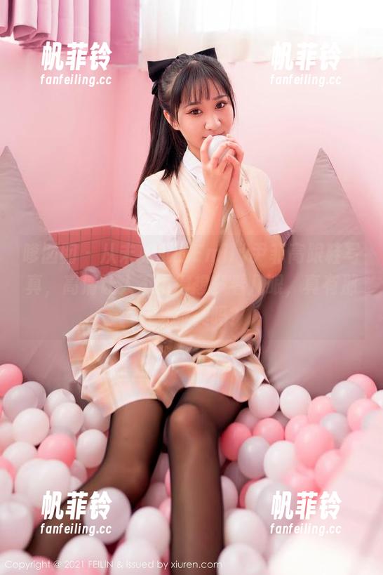 嗲囡囡 - 从未见过的Emily尹菲高跟鞋写真，高清让人不由得想多看几眼，真有那么夸张美吗？