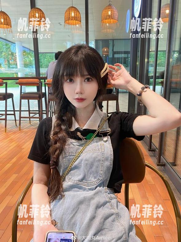 大肉丸Amiee的黑丝打卡，照片里藏着关键信息，要怎么分析呢？