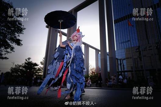 夏日泡汤，奶狮不咬人的高清壁纸，瞧那水波纹儿…