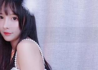 小小奶瓶儿的最新写真：高跟鞋，谁说小不会更迷人？
