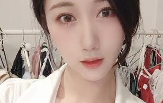微密圈 – 小玉吃果冻的校园最新原图，一边读书一边美丽，这操作也太绝妙了吧。