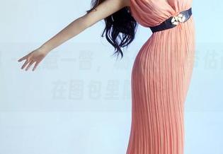 推女郎 – 随意一瞥，杨伊的吊带估计不止在图包里隐身…