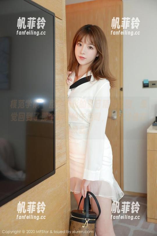 模范学院 - 甜筒晓彤的夏日精选套图，感觉回到了那个慵懒的午后啊，阳伞好像在召唤我。