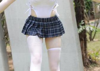模范学院 – 白茹雪abby的泳衣图集：想问问泳池里有没有冷风？！