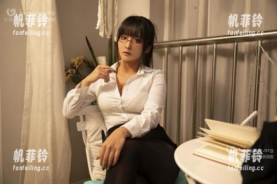 看了洛璃LoLiSAMA的定制校服写真，果然不愧是老司机，每一张都有感觉。
