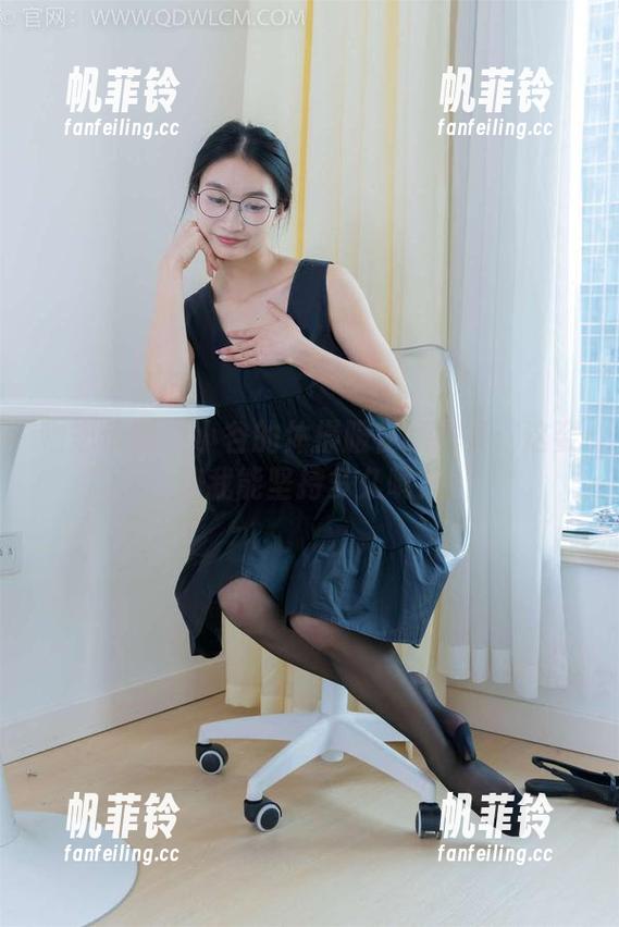 物恋传媒 - 小谷的体操服在线图集：这姿势我能坚持多久呢？