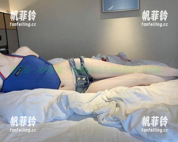 微密圈 - 精选时刻：女孩的姿态与相扑猫的巧妙碰撞。