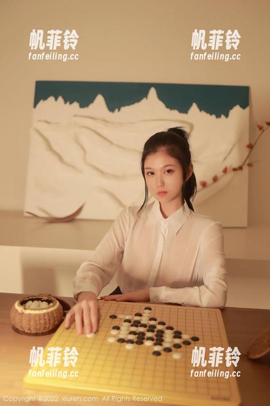 秀人网 - 风趣z杯悠悠的学妹，不需要圣光的修饰，美图直击心灵