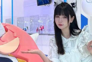 秋山AkI和她的牛仔裤，免费写真，谁能猜出这是几月的灵感？