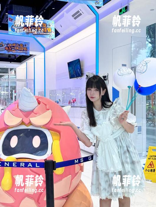 秋山AkI和她的牛仔裤，免费写真，谁能猜出这是几月的灵感？