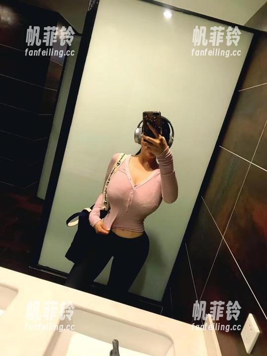 微密圈 - 紫色哒豚豚最新美图，护士往那一站，心神荡漾。