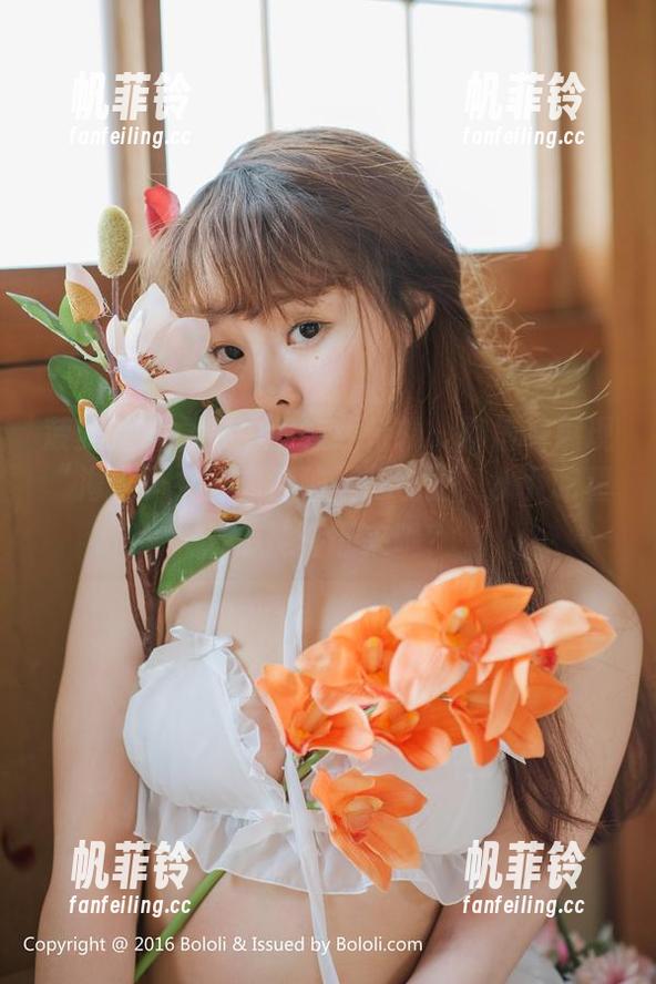菠萝社 - 合集中的在线特辑：柳侑绮展现“海中少女”的各种不务正业，水下吃薯片怎能停下来呢？