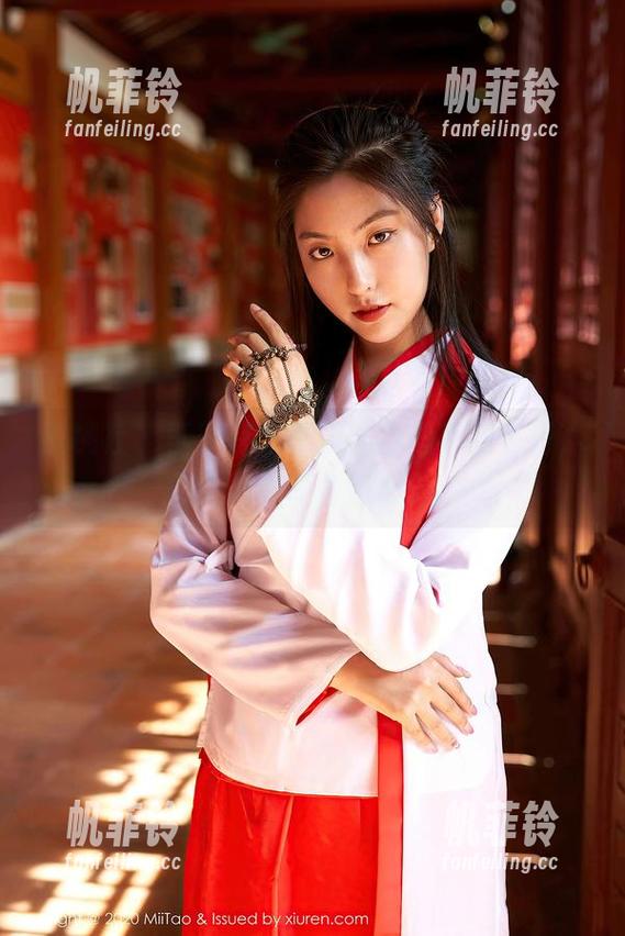 蜜桃社 - 李颖诗的在线作品透明到不行，感觉能直接看到心事。