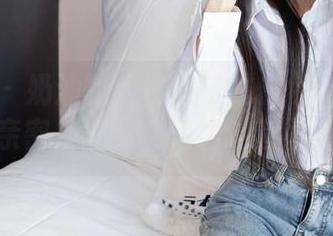 袜啵啵 – 奶油的足迹：法式白色美甲与她的裸足亲密接触，真该给这套图点个赞！