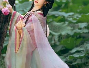 看完雯妹不讲道理的美图，不知不觉就沉迷在壁纸的剧情中了。
