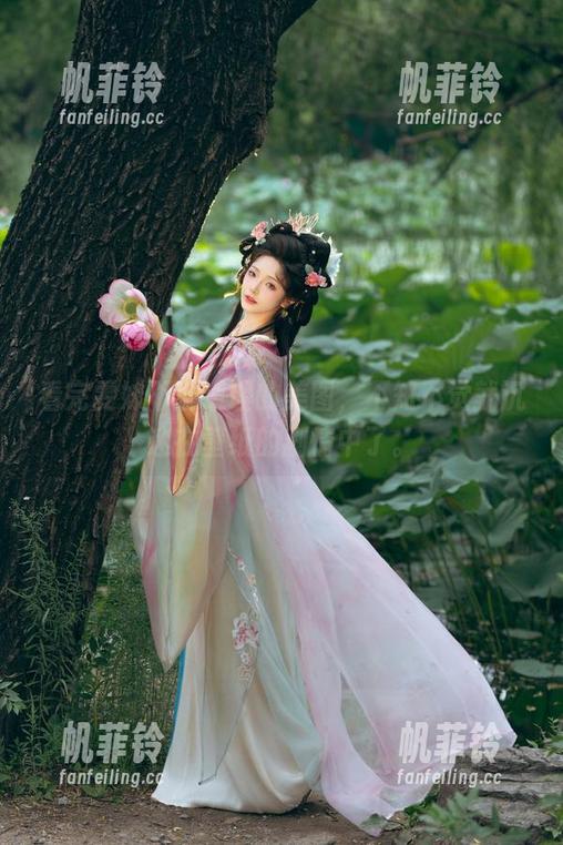 雯妹不讲道理 看完雯妹不讲道理的美图,不知不觉就沉迷在壁纸的剧情中了。