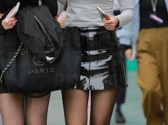 魔镜街拍 – 婷婷白色吊带连衣裙＋黑丝美腿，简直是无圣光下最会撩的瞬间，放心，只拍美图哦！