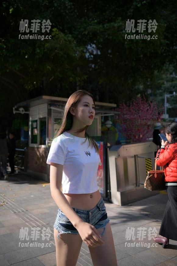 魔镜街拍 - 楼楼这次穿白色连衣裙套图更新，简直是人间仙女没错了！