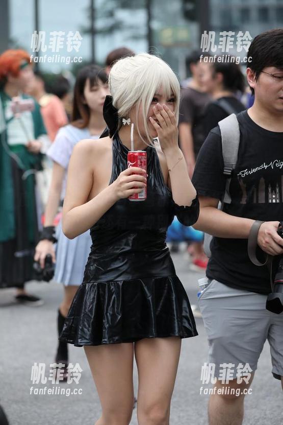 魔镜街拍 - 艾小青拿着旗袍走上街，下载这组原图还有一种别样的期待。