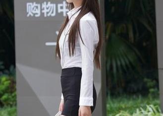 魔镜街拍引领潮流，油亮紧身裙在线，高质量原图保留了些许妩媚气息，看看就会被蠕动～
