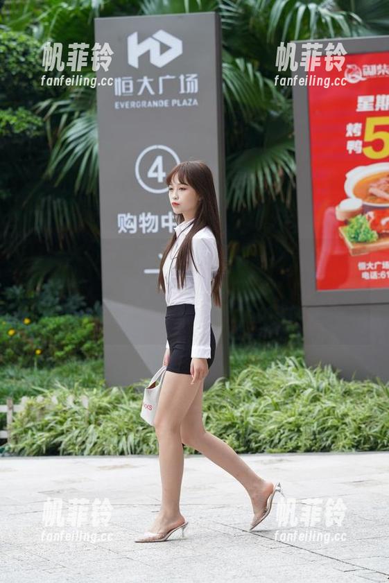 魔镜街拍引领潮流，油亮紧身裙在线，高质量原图保留了些许妩媚气息，看看就会被蠕动～
